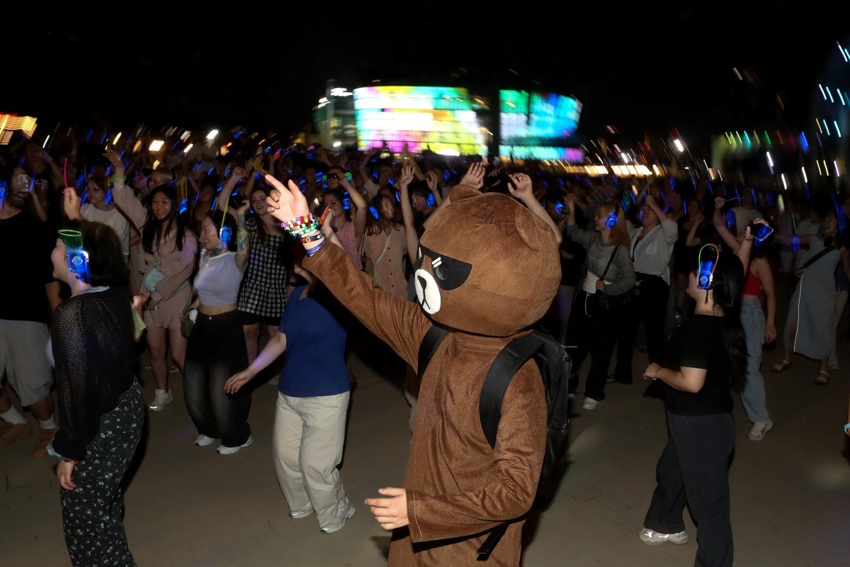 '뚜벅뚜벅 축제' 한강 무소음 DJ파티에서 참가자들이 음악을 즐기고 있다. / 뉴스1