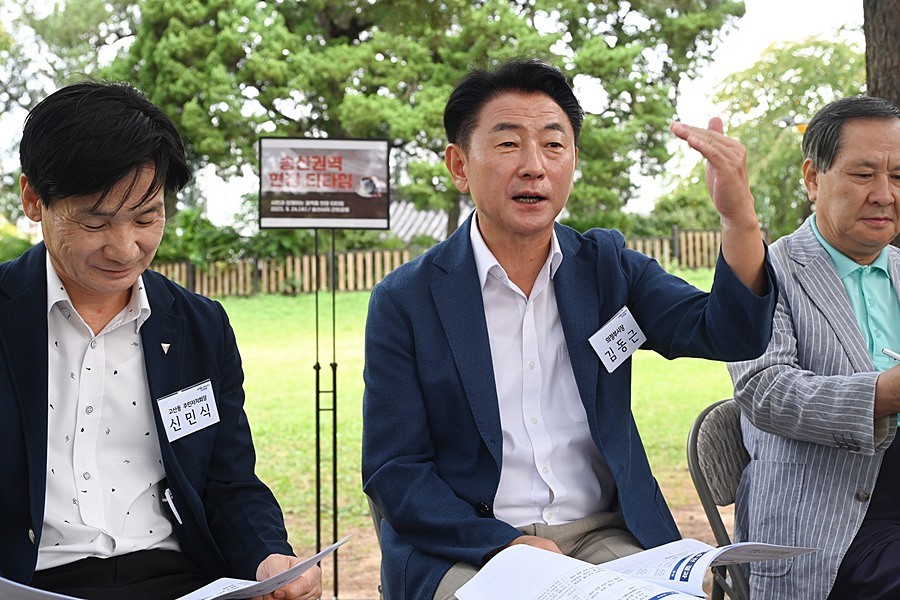 김동근 시장이 9월 24일 송산사지 근린공원에서 ‘송산권역 현장 티타임’을 진행하고 있다