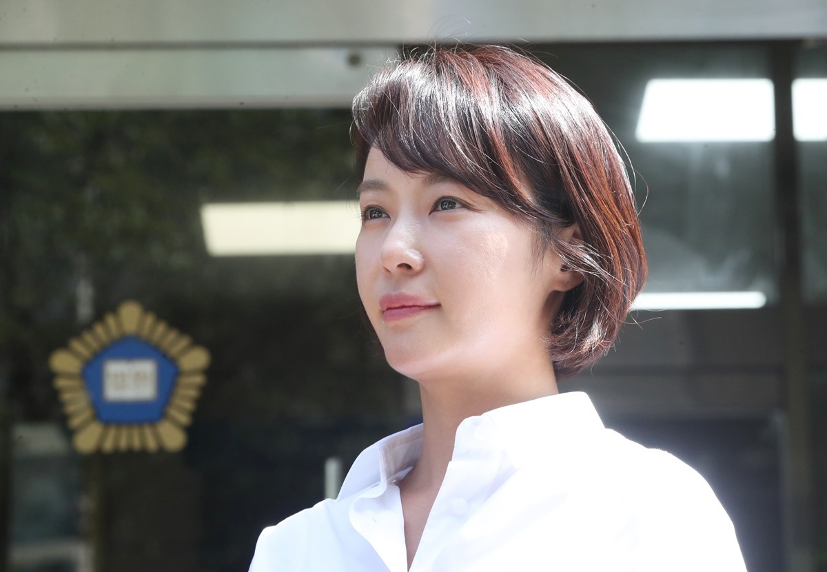 특정경제범죄 가중 처벌 등에 관한 법률 위반(횡령) 혐의로 기소된 배우 황정음이 지난달 제주지방법원에서 열린 결심 공판에서 징역 3년을 구형받고 법원을 나오면서 취재진 질문에 답변하고 있다. / 뉴스1