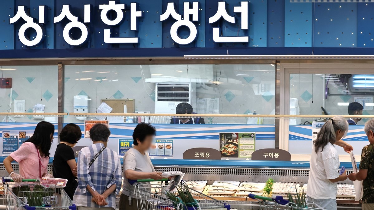 지난달 5일 서울의 한 대형마트를 찾은 시민들이 장을 보고 있다. / 뉴스1