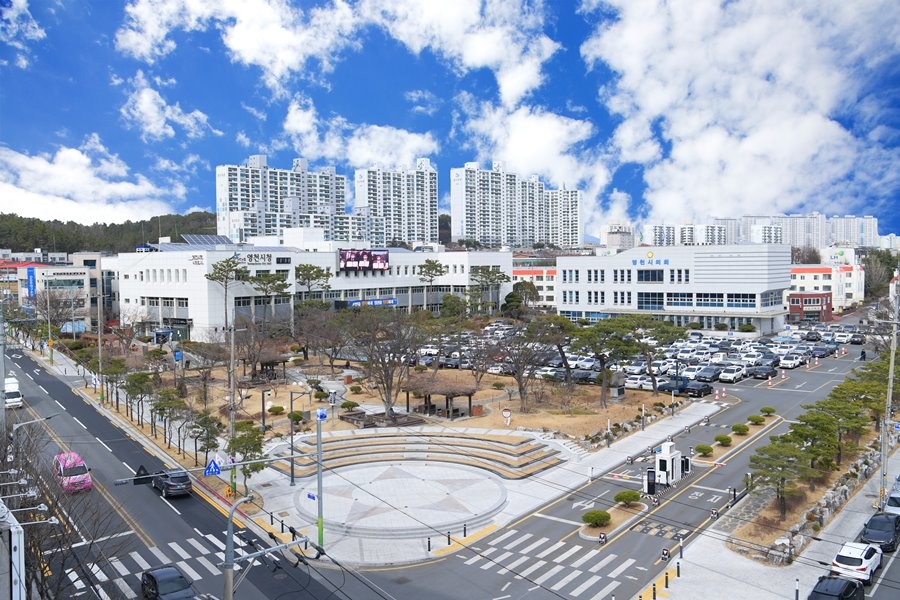 영천시는 추석을 맞아 지난 24일으로 30일까지 ‘샤인머스캣 팔아주기’ 행사를 열고 있다. 사진은 영천시청 전경    / 영천시 제공