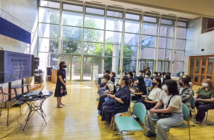 영진전문대 사회복지과 재학생들이 교토 고향의집(양로원)에서 시설 운영에 대한 설명을 듣고 있다. / 영진전문대 제공