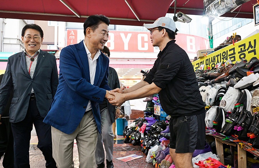 김동근 시장이 9월 24일 추석 명절을 앞두고 전통시장을 찾아 상인들과 소통의 시간을 가졌다