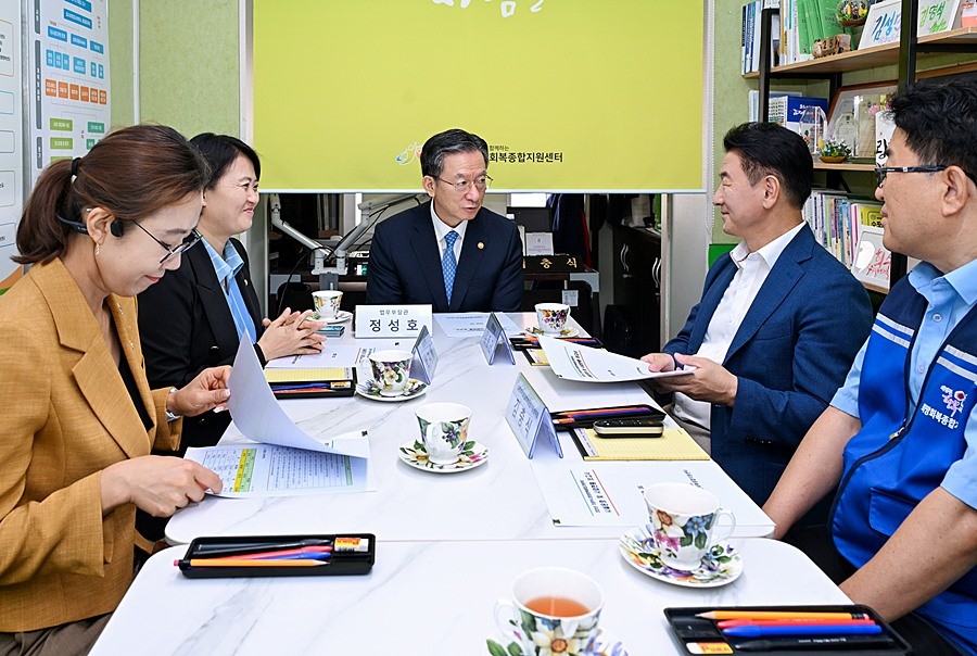 김동근 시장이 9월 25일 추석을 앞두고 의정부시희망회복종합지원센터를 방문해 정성호 법무부 장관과 소통하고 있다