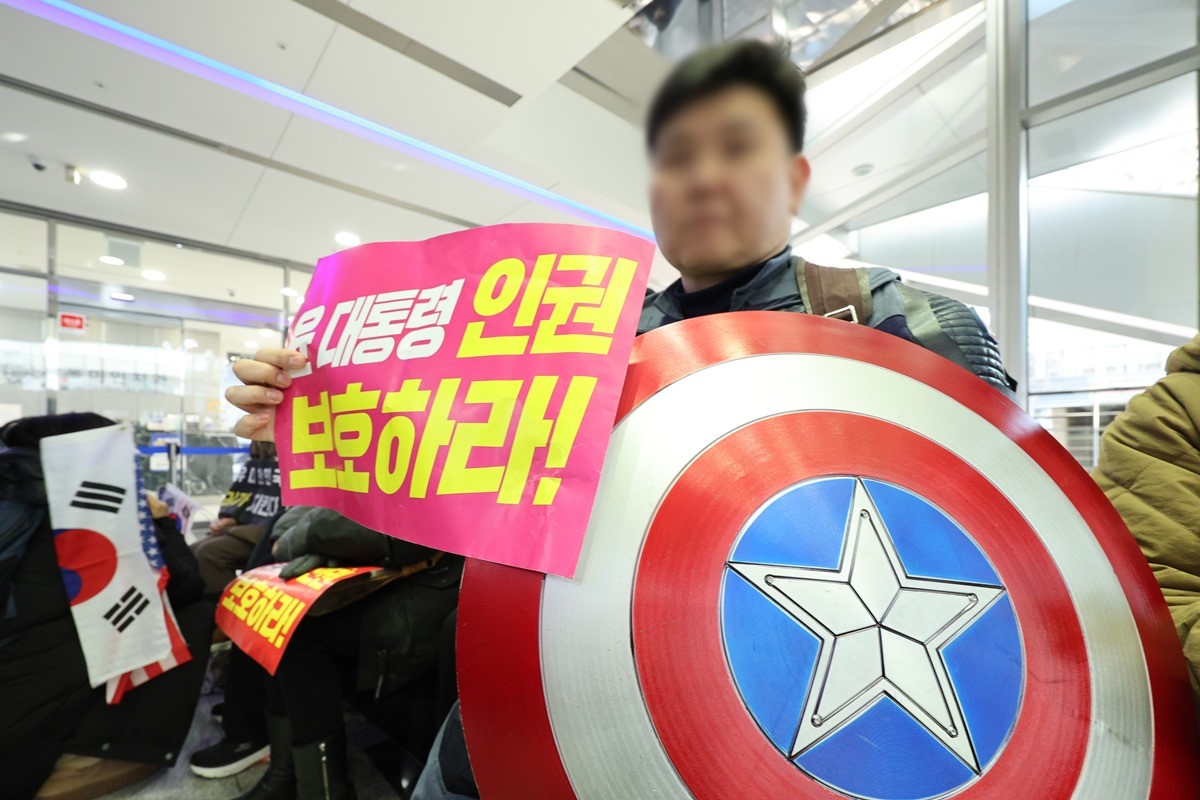 캡틴 아메리카 복장을 한 윤석열 전 대통령 지지자 자료 사진. 서울중앙지법 형사항소9-2부(류창성 정혜원 최보원 부장판사)는 25일 건조물 침입 미수, 공용물건 손상, 모욕 등 혐의로 기소된 윤석열 전 대통령 지지자 A 씨에게 1심과 마찬가지로 징역 1년 6개월을 선고했다.     / 뉴스1