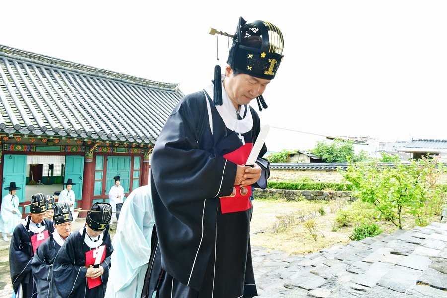 조현일 경산시장이 25일 초헌관을 맡아 경산 자인향교 대성전에서 열린 추계 석전대제(釋奠大祭) 봉행에 참여하고 있다.  / 경산시 제공