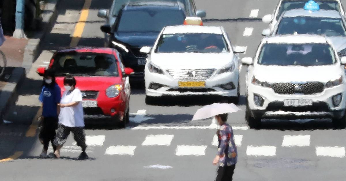 제주시 이도이동 한 도로에 아지랑이가 피어 있다. 기사와 무관 / 뉴스1