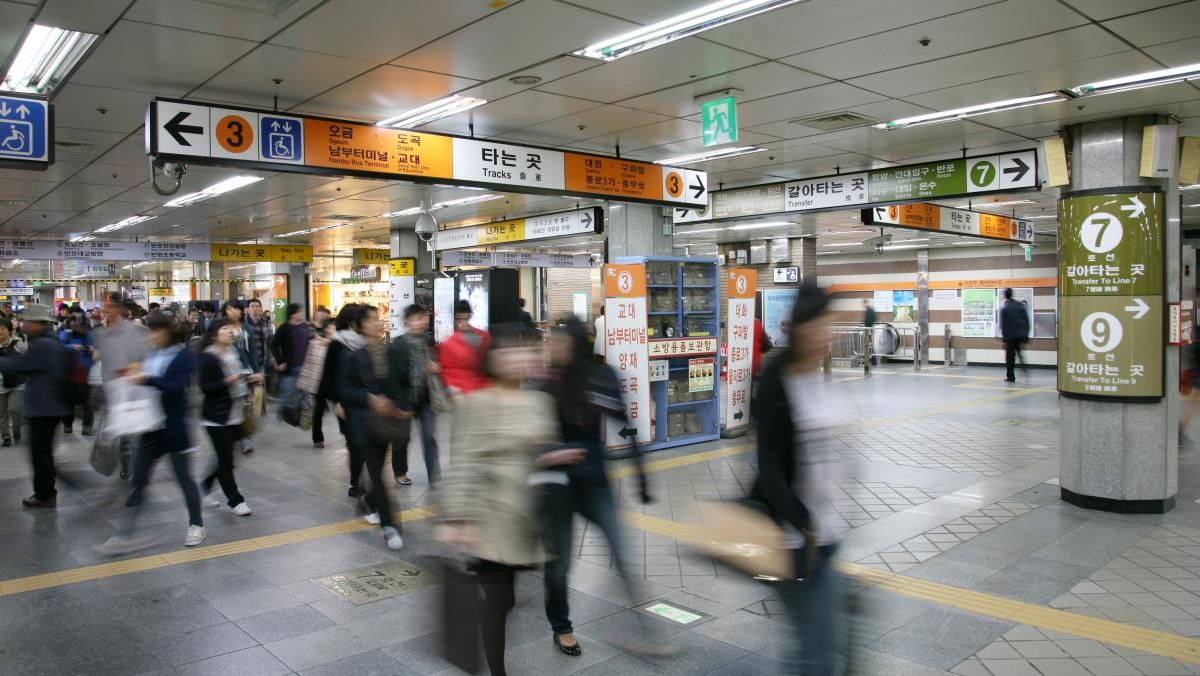서울 지하철 모습. / Sampajano_Anizza-shutterstock.com