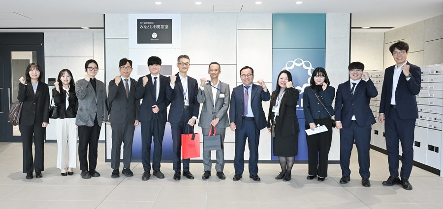 홍성주 경제부시장을 단장으로 한 대구시 대표단이 지난 23일 일본 고베 의료산업단지를 시찰 후 기념촬영을 하고 있다.  / 대구시 제공