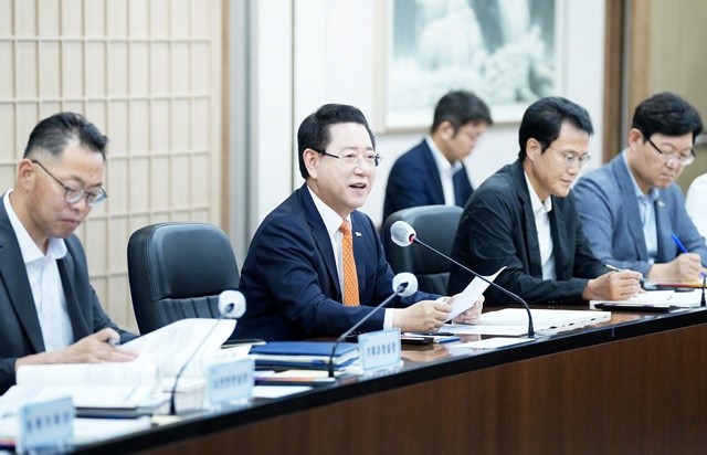 김영록 전라남도지사가 25일 도청 서재필실에서 새 정부 국정과제 실천 전략보고회를 주재하고 있다.