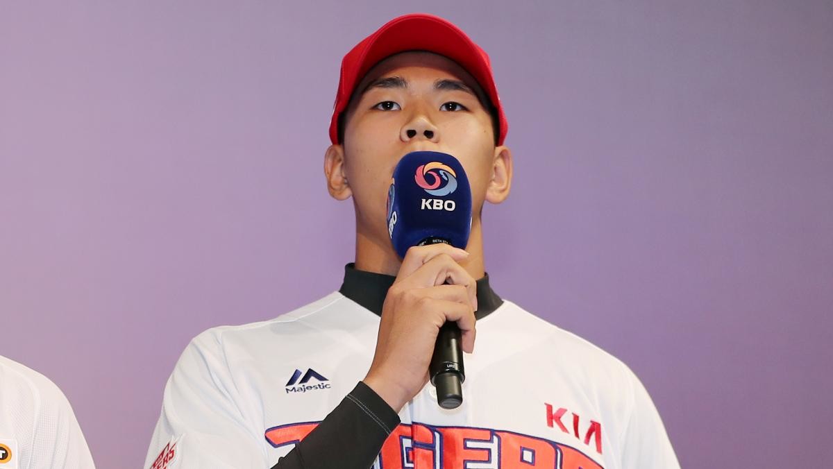 2018년 서울 중구 웨스틴조선호텔 그랜드볼룸에서 열린 '2019 KBO 2차 신인드래프트'에서 덕수고 홍원빈이 KIA에 지명을 받은 뒤 소감을 밝히고 있다. / 뉴스1