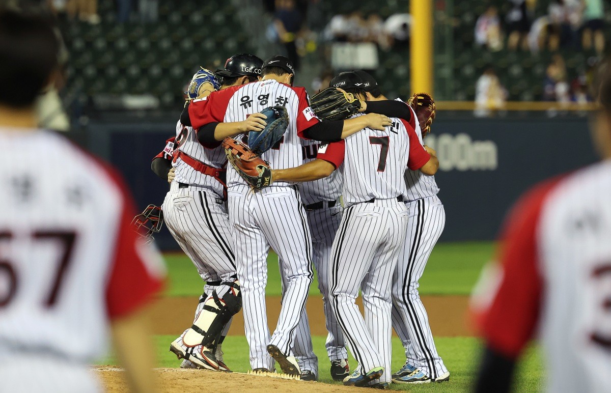 지난 14일 오후 서울 송파구 잠실야구장에서 열린 프로야구 '2025 신한 SOL뱅크 KBO 리그' KIA 타이거즈와 LG 트윈스의 경기, 승리를 거둔 LG 선수들이 기쁨을 나누고 있다. / 뉴스1