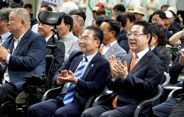 김영록 전라남도지사(오른쪽)가 25일 영광스포티움 국민체육센터에서 열린 ‘2025 전남장애인생활체육대회’ 개막을 알리는 박수를 치고 있다.