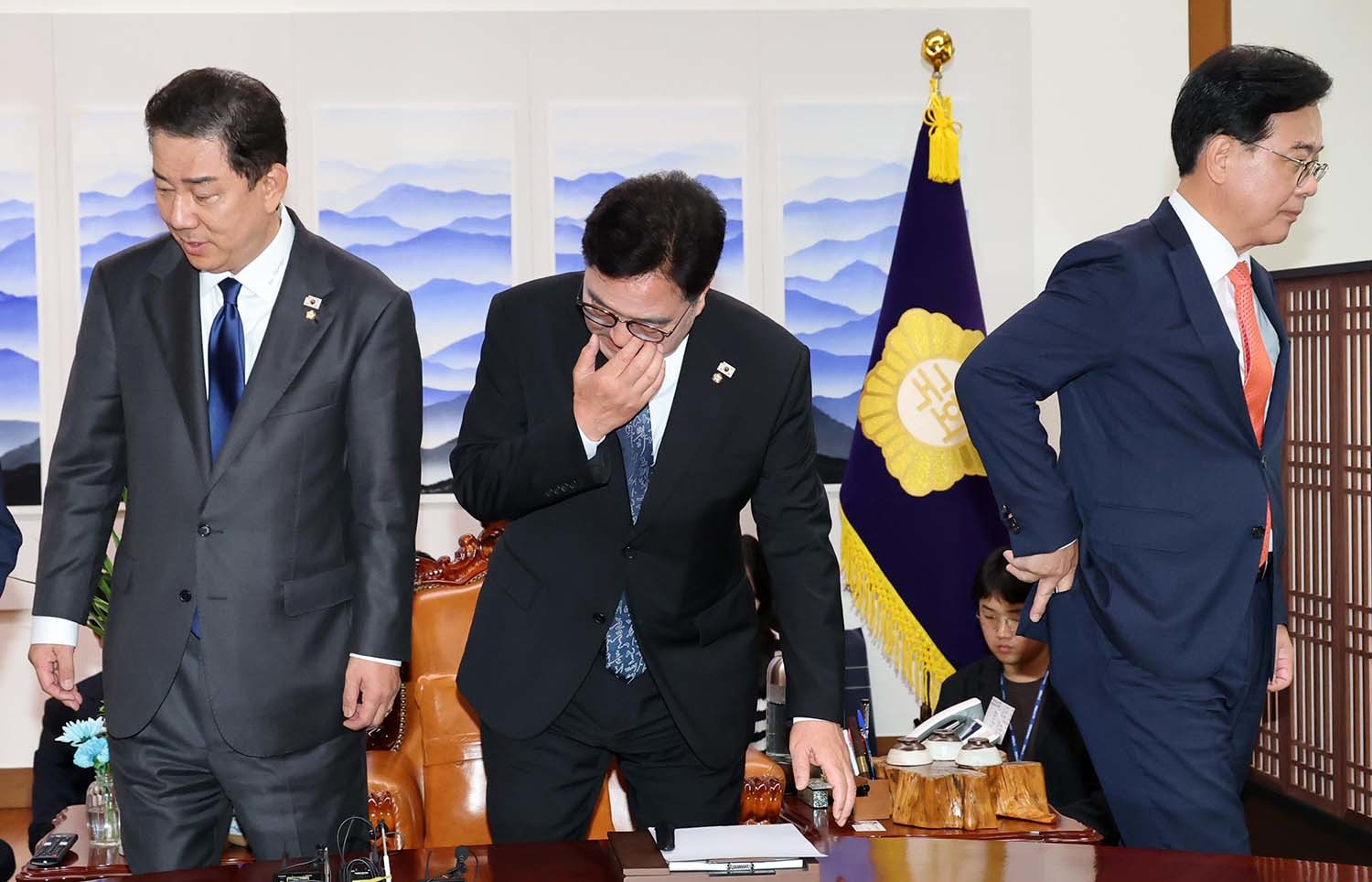 우원식 국회의장(가운데)과 김병기 더불어민주당(왼쪽), 송언석 국민의힘 원내대표가 25일 국회 의장 집무실에서 열린 의장주재 여야원내대표 회동에서 기념촬영을 마친 후 자리로 향하고 있다.  / 뉴스1