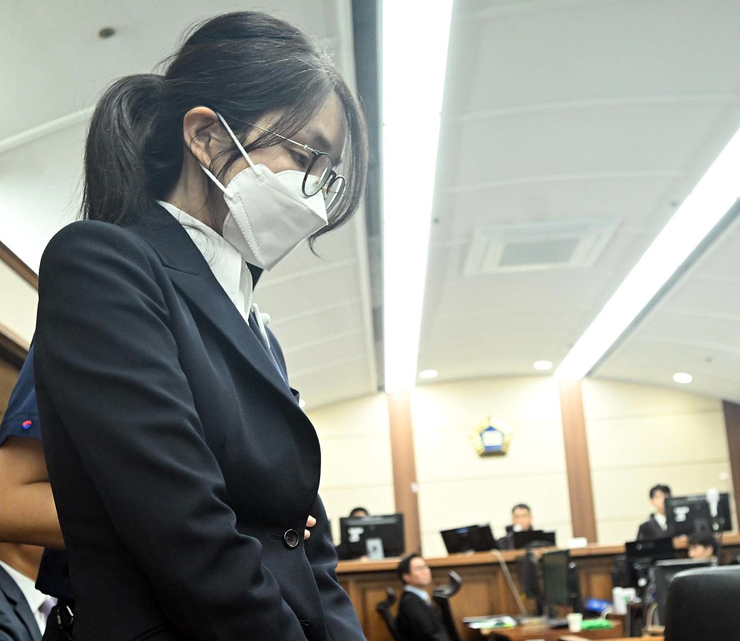 김건희 여사가 24일 서울 서초동 서울중앙지법에서 열린 김 여사의 특정범죄가중처벌법상 알선수재 및 자본시장법·정치자금법 위반 등 사건 첫 재판에 출석하고 있다. / 뉴스1