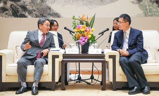 강기정 광주광역시장이 지난 24일(현지시간) 오후 중국 저장성 항저우시 인터콘티넨탈 호텔에서 열린 제4회 글로벌 디지털 무역박람회 참가 주요 외빈들과 만찬에 참여해 리유퍼이(刘非) 항저우당서기와 환담을 하고 있다./광주광역시 제공