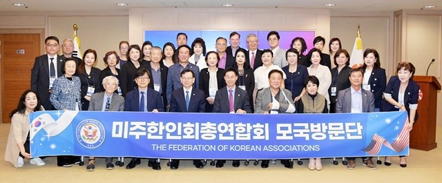고광완 광주광역시 행정부시장이 지난 24일 시청 비즈니스룸에서 미주한인회총연합회 모국방문단과 면담한 뒤 기념촬영을 하고 있다. /광주광역시 제공