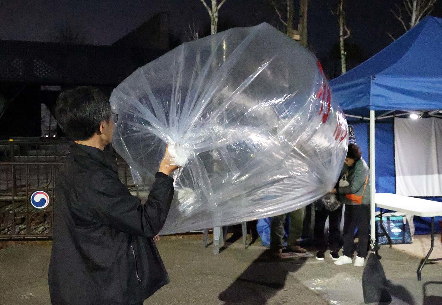 최성룡 납북자가족모임 대표를 비롯한 회원들이 대북전단을 살포 준비를 하고 있는 모습. / 납북자가족모임 제공