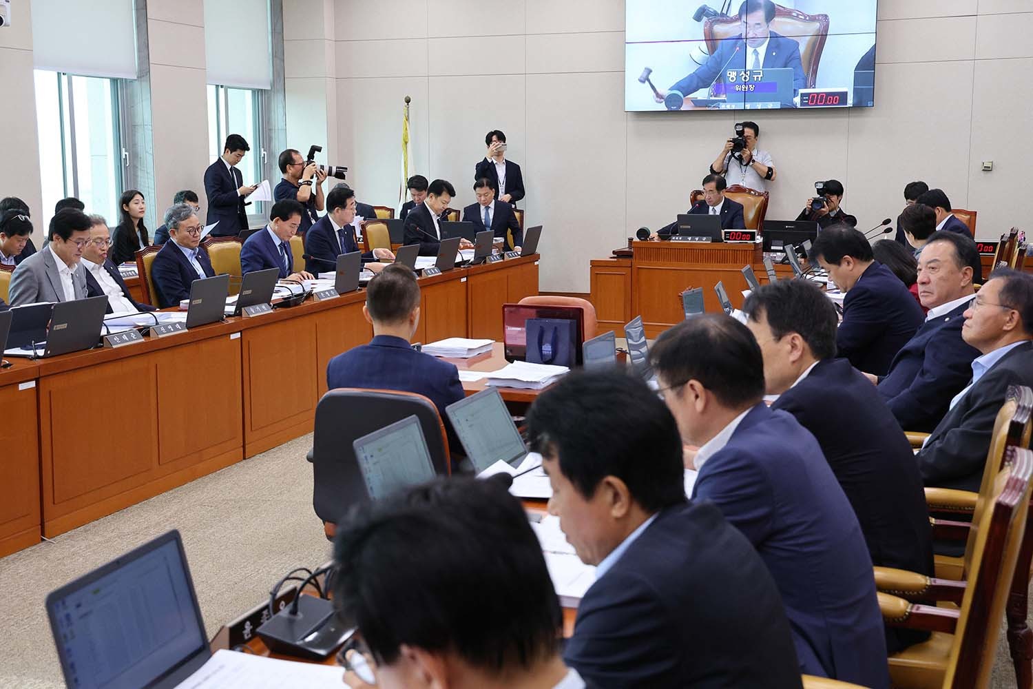맹성규 국회 국토교통위원회 위원장이 25일 서울 여의도 국회에서 열린 국토교통위원회 전체회의에서 의사봉을 두드리고 있다 / 뉴스1
