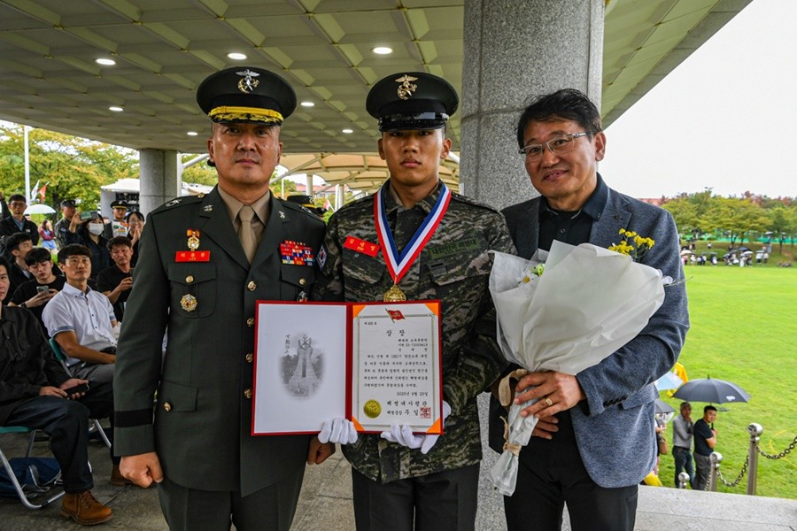 해병 1321기 수료식에서 가장 우수한 성적으로 수료한 김대영 이병이 이종문 해병대 교육훈련단장과 기념촬영을 하고 있다.