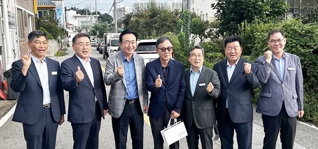 윤병태 나주시장(왼쪽 세 번째), 정종완 판아시아 대표(왼쪽 네 번째), 한문철 골든힐 대표(오른쪽 두 번째), 박홍래 전 전라남도 농업기술원장(왼쪽 두 번째)이 농수산식품 수출 확대 논의를 마치고 기념사진을 찍고 있다.