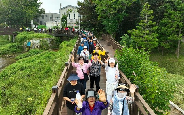 ‘보성군민 함께 걷기 좋은 날 걷기 대회’에 참여한 군민들이 동윤천 데크길을 함께 걷고 있다