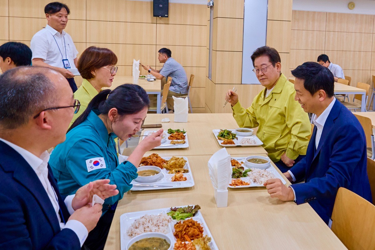 이재명 대통령이 서울 용산 대통령실 청사에서 김현지 총무비서관 등 직원들과 오찬을 하고 있다. / 이재명 대통령 SNS = 뉴스1