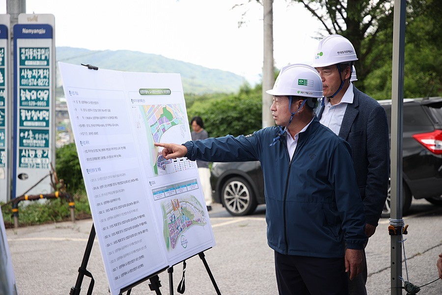 2025.7.1. 주광덕 남양주시장이 카카오 '디지털 허브'가 들어설 왕숙 도시첨단산업단지 부지를 점검하고 있다