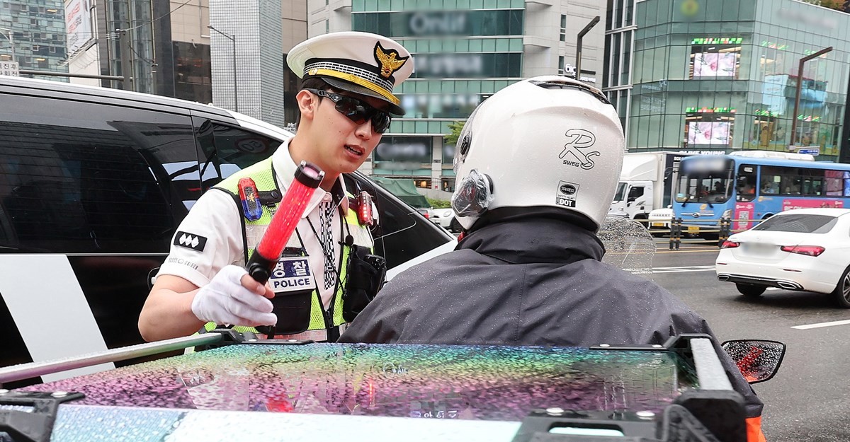 단속 중인 교통경찰 모습. 기사 이해를 돕기 위한 자료 사진. 해당 기사 내용과 직접적인 관련은 없는 사진. 이륜차와 전동킥보드 등 개인형 이동장치는 도로교통법의 규제를 받으며 교통법규 위반 시 범칙금이 부과된다. / 뉴스1