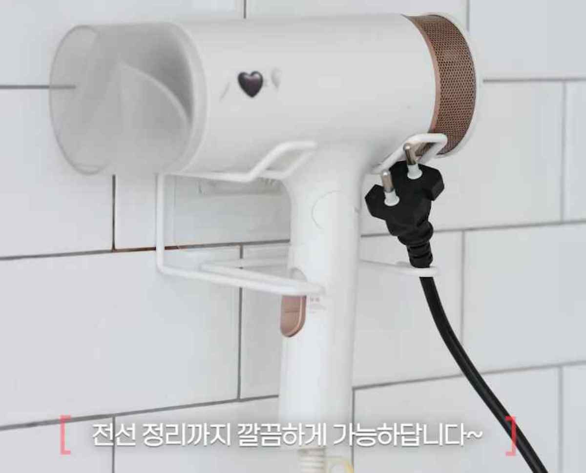 접착식 드라이기 거치대. / 유튜브 '다이소'