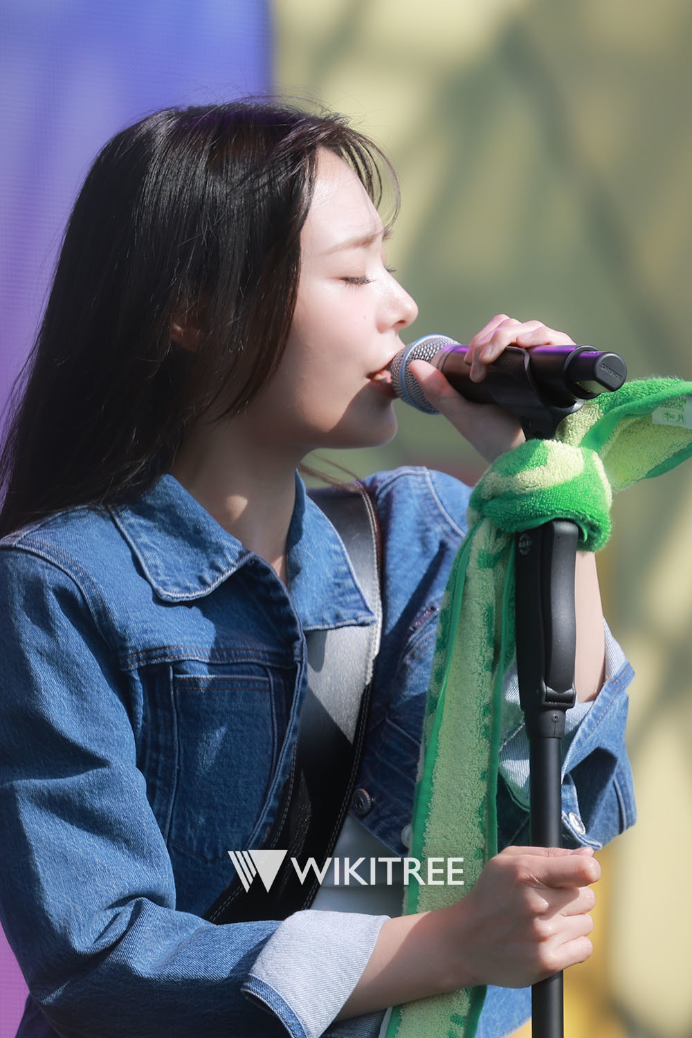 QWER 시연이 26일 부산국제록페스티벌 1일차 리버 스테이지에서 노래를 부르고 있다.  / 권혁재 PD