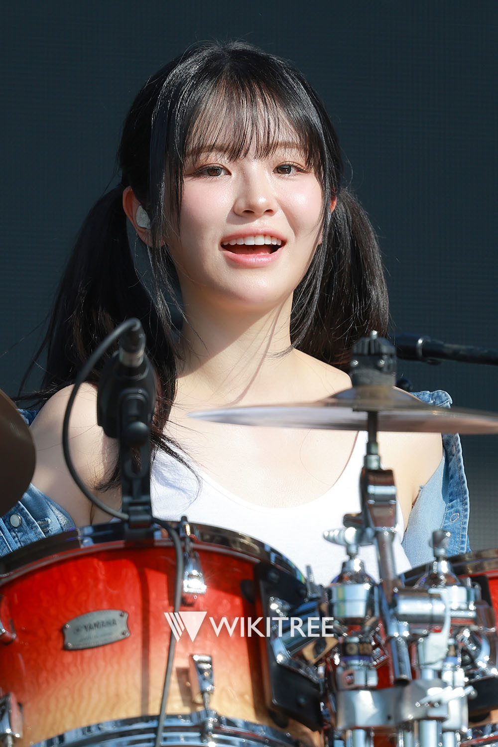 QWER 쵸단이 26일 부산국제록페스티벌 1일차 리버 스테이지에서 드럼을 연주하고 있다. / 권혁재 PD