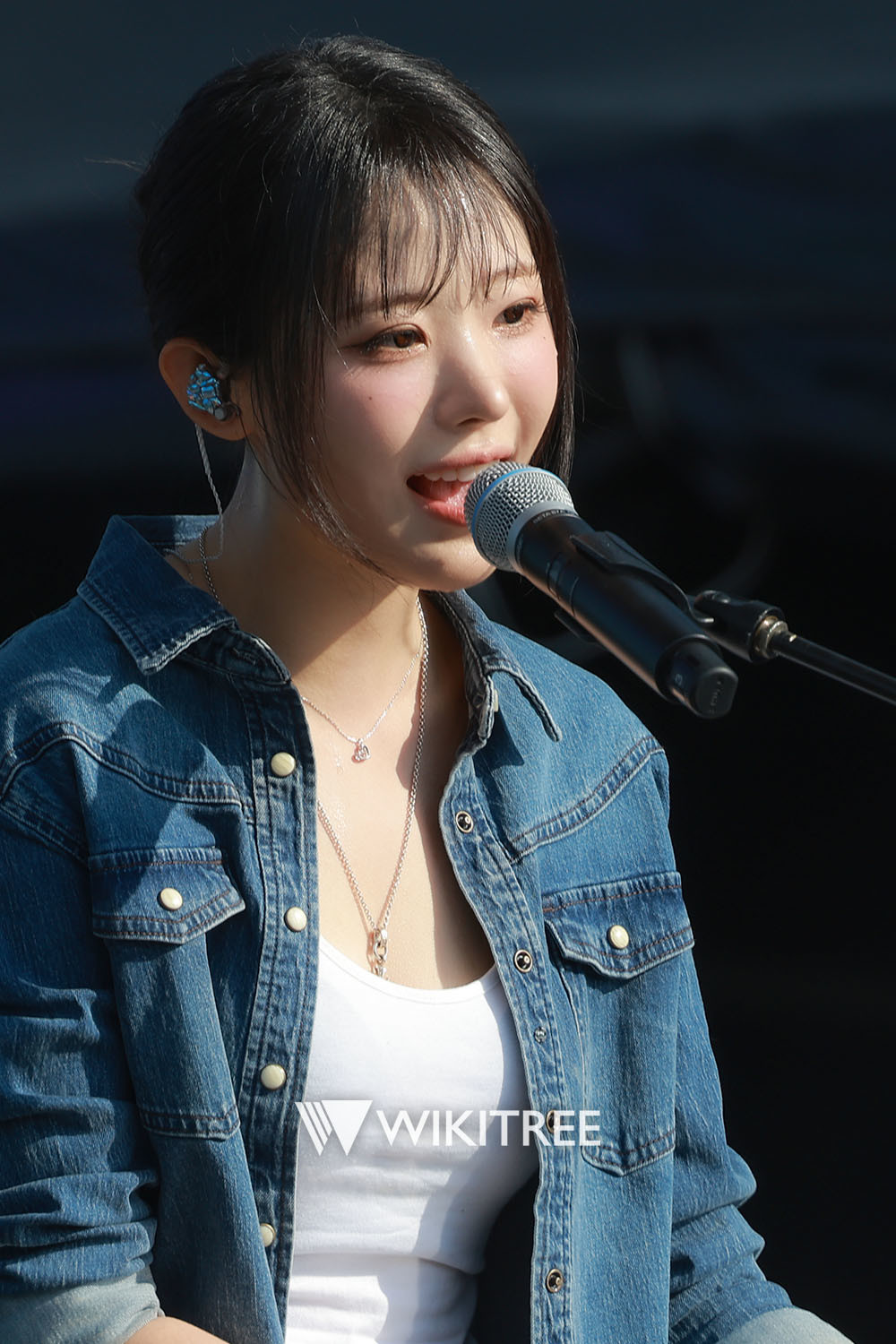 QWER 히나가 26일 부산국제록페스티벌 1일차 리버 스테이지에서 키보드를 연주하며 노래를 부르고 있다. / 권혁재 PD