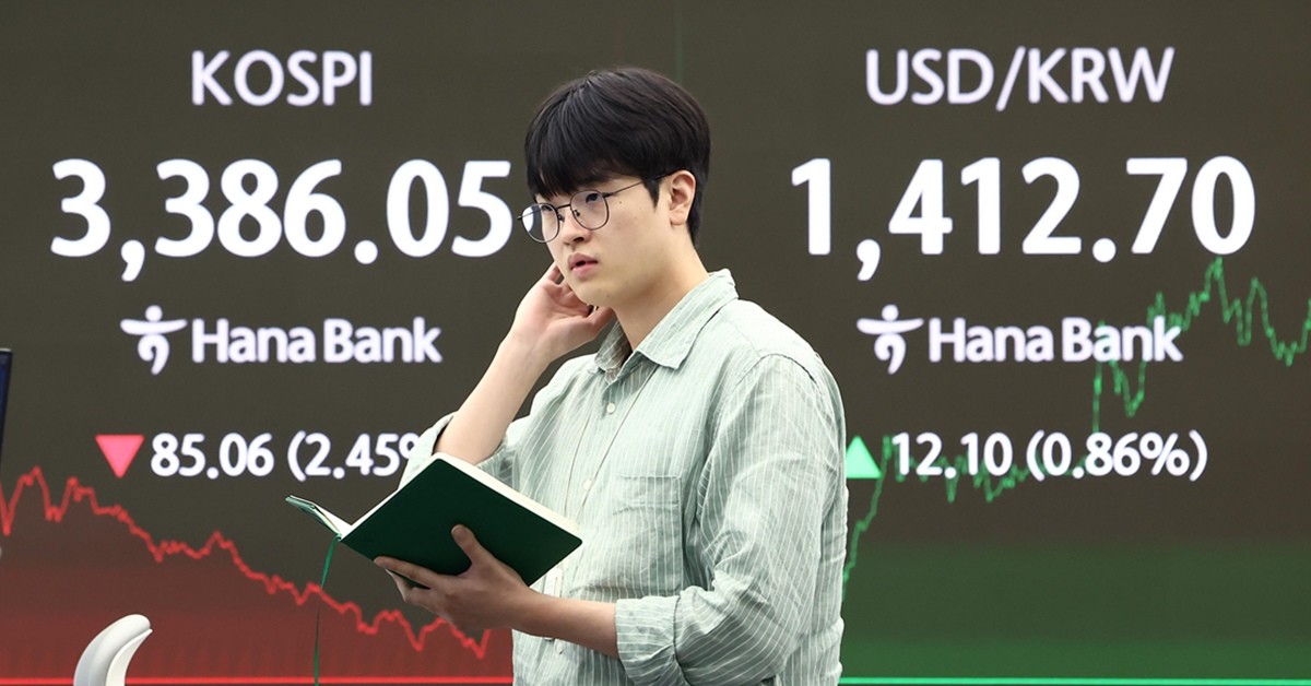 26일 오후 서울 중구 하나은행 본점 딜링룸에서 딜러들이 업무를 보고 있다. 이날 코스피는 전 거래일(3471.11)보다 85.06포인트(2.45%) 내린 3386.05, 코스닥 지수는 전 거래일(852.48)보다 17.29포인트(2.03%) 하락한 835.19에 장을 마쳤다. / 뉴스1