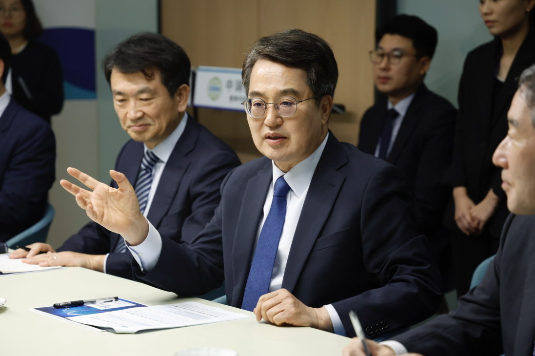 김동연 경기도지사는 26일 중국 장쑤성 난징에서 종루이코리아와 600억 원대 이차전지 투자유치 협약을 체결했다. / 경기도