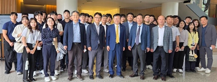 부산시설공단은 9월 23일, 제30회 부산국제영화제 상영작 ‘로스트 버스’를 단체 관람하며 신규 직원 및 재난 담당 직원을 대상으로 한 내부 교육 프로그램을 진행했다. / 사진제공=부산시설공단