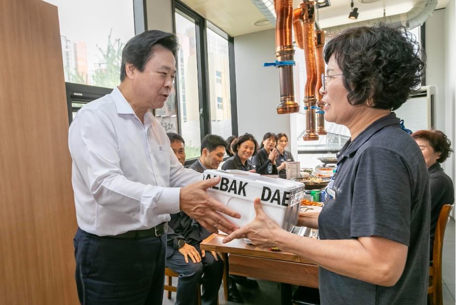한국남동발전은 추석을 앞둔 9월 24일, 본사 인근 식당에서 청소용역 근로자들과 간담회를 진행했다고 25일 밝혔다. / 사진제공=남동발전