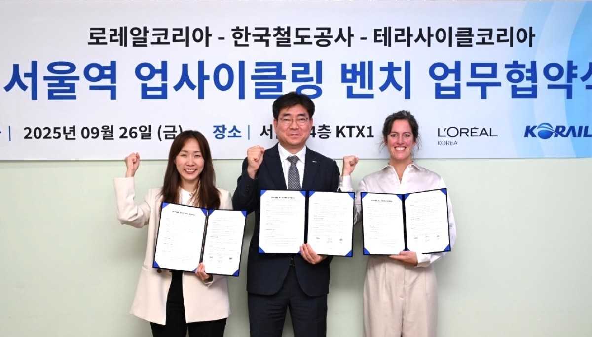 한국철도공사(코레일)가 26일 오후 서울역 회의실에서 로레알코리아, 테라사이클와 ‘업사이클링 벤치 프로젝트 업무협약’을 체결하고 친환경 자원순환에 힘을 모으기로 했다. (사진 왼쪽부터 소지혜 로레알코리아 부문장, 박영식 코레일 RE100추진단장, 프란체스카(Francesca) 테라사이클 상무) / 코레일