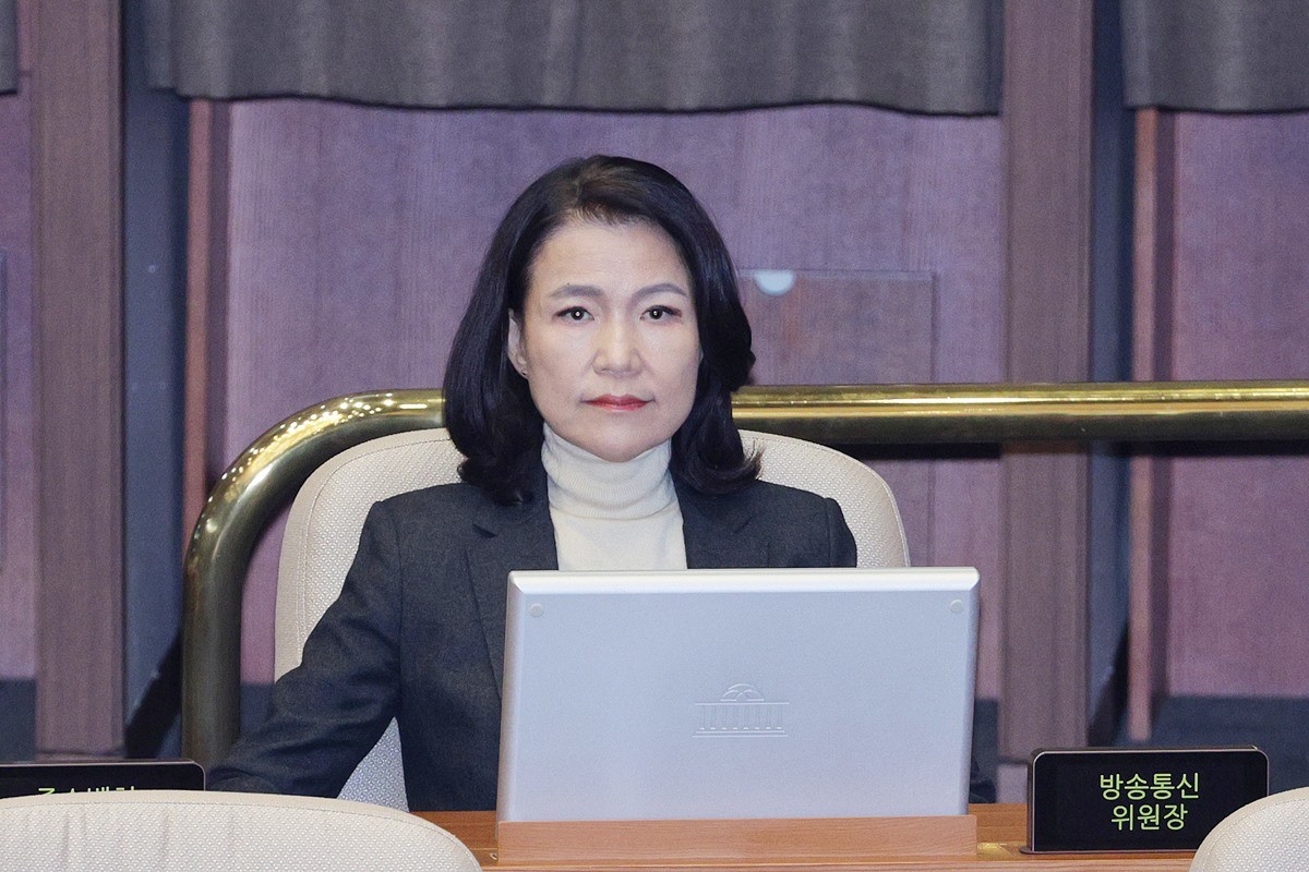 이진숙 방송통신위원장이 26일 국회에서 열린 제429회 국회(정기회) 9차 본회의에서 방송미디어통신위원회의 설치 및 운영에 관한 법률안에 대한 최형두 국민의힘 의원의 무제한 토론(필리버스터)을 듣고 있다. / 뉴스1