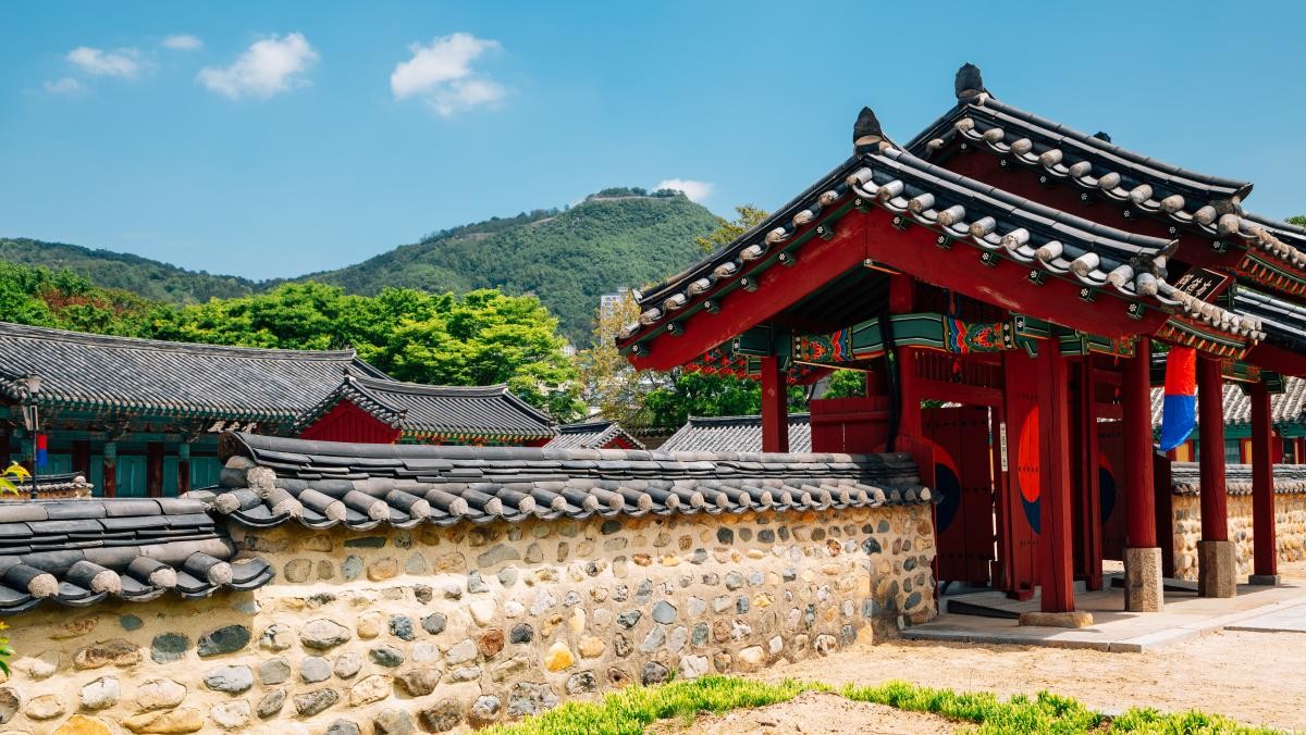 김해 수로왕릉. / Sanga Park-shutterstock.com