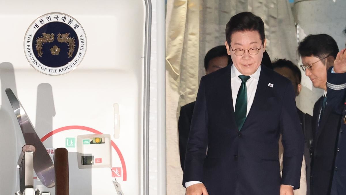 이재명 대통령이 지난 26일 미국 뉴욕 유엔총회 일정을 마치고 경기도 성남 서울공항을 통해 귀국하고 있다.  / 뉴스1