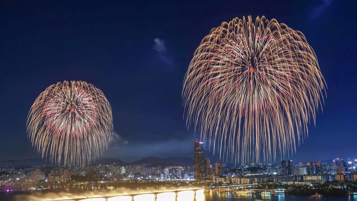 지난 해 열린  '2024 서울세계불꽃축제'에서 화려한 불꽃이 밤하늘을 수놓고 있다 / 뉴스1