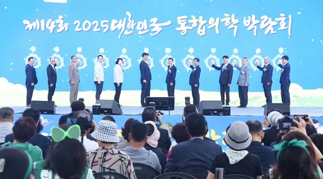 2025 대한민국 통합의학박람회가 9월 26일 전남 장흥군 안양면 국제통합의학박람회장에서 성대한 막을 올렸다.김성장흥군수, 강위원 전남도 경제부지사 등 참석자들이 개막을 알리는 퍼포먼스를 하고 있다. / 노해섭 기자