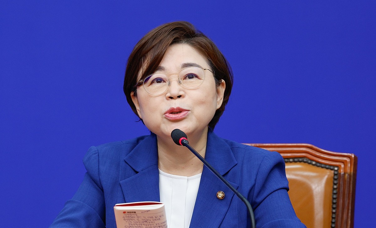 김정재 국민의힘 의원이 지난 7월 파란 정장 재킷을 입고 서울 여의도 국회에서 진성준 더불어민주당 정책위의장을 예방해 인사말을 하고 있다. 자료 사진 / 뉴스1