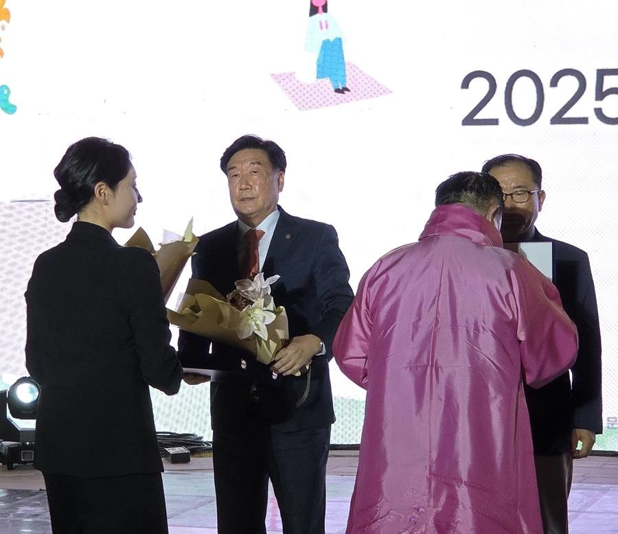 9월 26일 경남 김해에서 열린 ‘2025 전국문화원 박람회’ 시상식에서 박승대 포항문화원장이 종합경영 부문 우수상을 받고 있다/포항문화원)