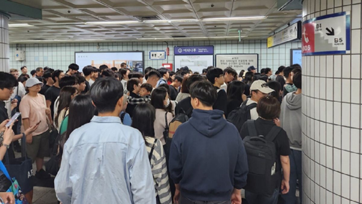 '2025 서울세계불꽃축제'가 열리는 27일 오후 서울 여의도 한강공원 일대에 대규모 인파가 모여들고 있다 / 연합뉴스