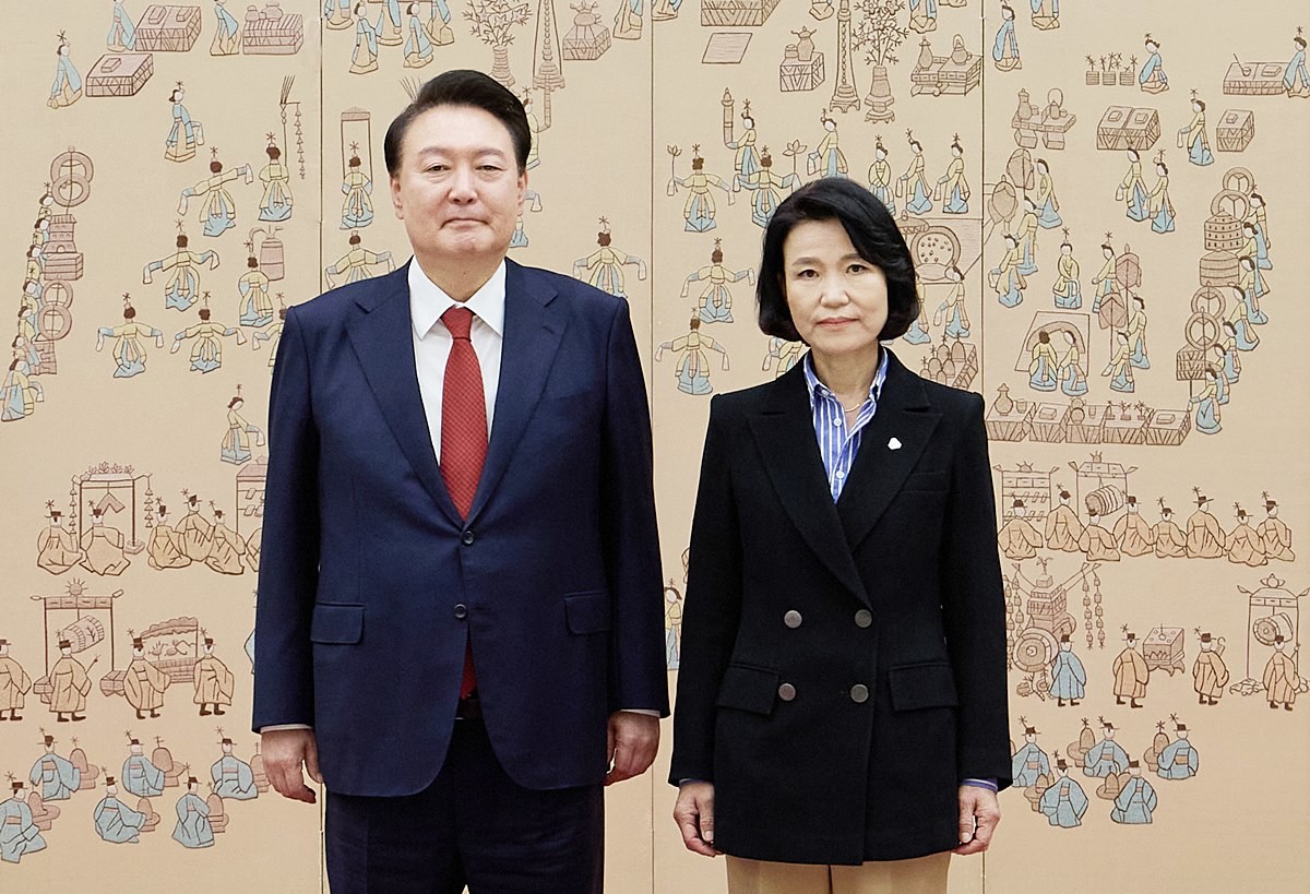 2024년 8월 당시 윤석열 대통령이 용산 대통령실에서 열린 방송통신위원장 임명장 수여식에서 이진숙 방송통신위원장에게 임명장을 수여한 뒤 기념 촬영을 하고 있다. 자료 사진 / 대통령실 제공-뉴스1