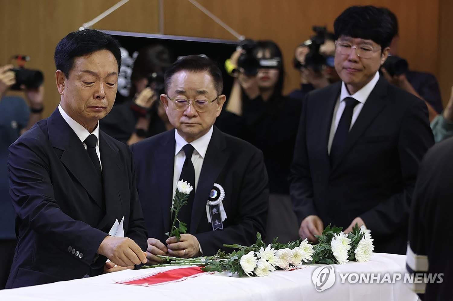 28일 서울 송파구 서울아산병원 장례식장에서 엄수된 개그맨 전유성의 영결식에서 코미디언 김학래, 이홍렬, 표인봉이 헌화하고 있다. / 연합뉴스