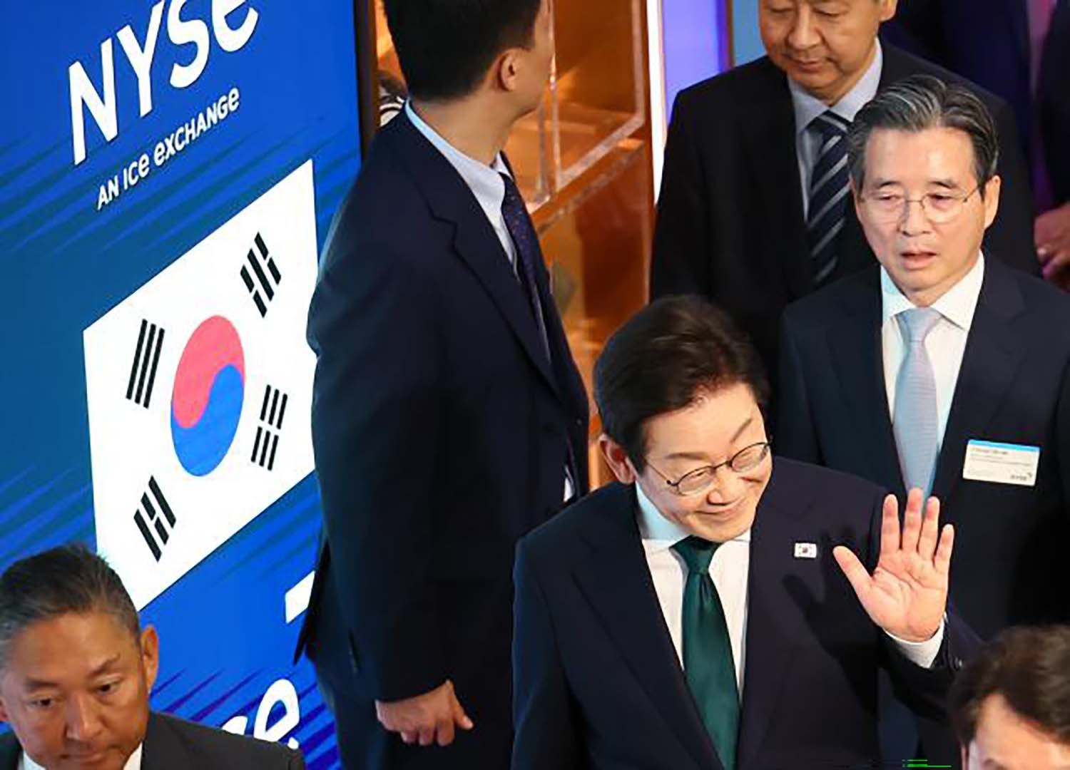 이재명 대통령이 25일(현지시각) 미국 뉴욕 증권거래소에서 타종 행사를 위해 이동하고 있다. / 연합뉴스