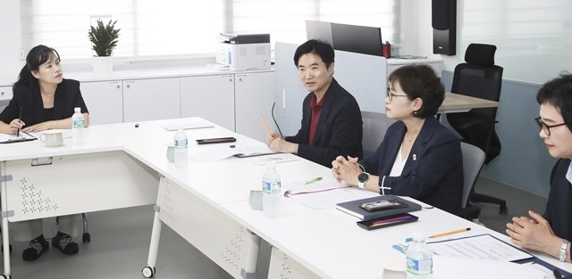 김대중 전남교육감과 장성백암중 교육가족들이 장성 ‘의(義) 교육’ 운영 방향을 논의하고 있다.